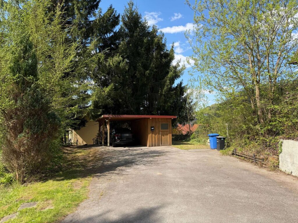 Einfaht mit Carport und Schuppen