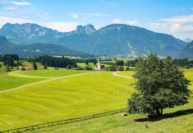Immobilienmarkt-Voralpenland-scaled.jpg.pagespeed.ce.lN5jCZK5Ah